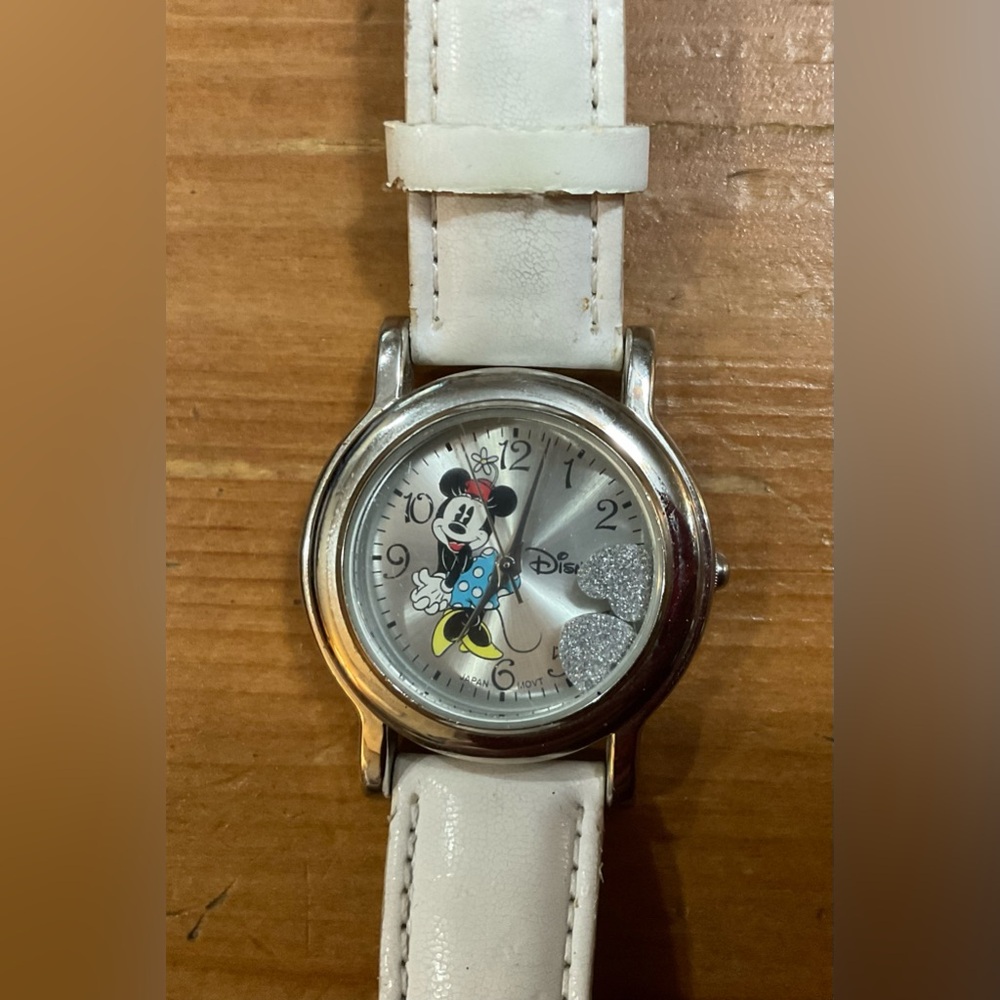 Disney: Woman’s  Disney Minnie Mouse glitter floating hearts white wrist watch.